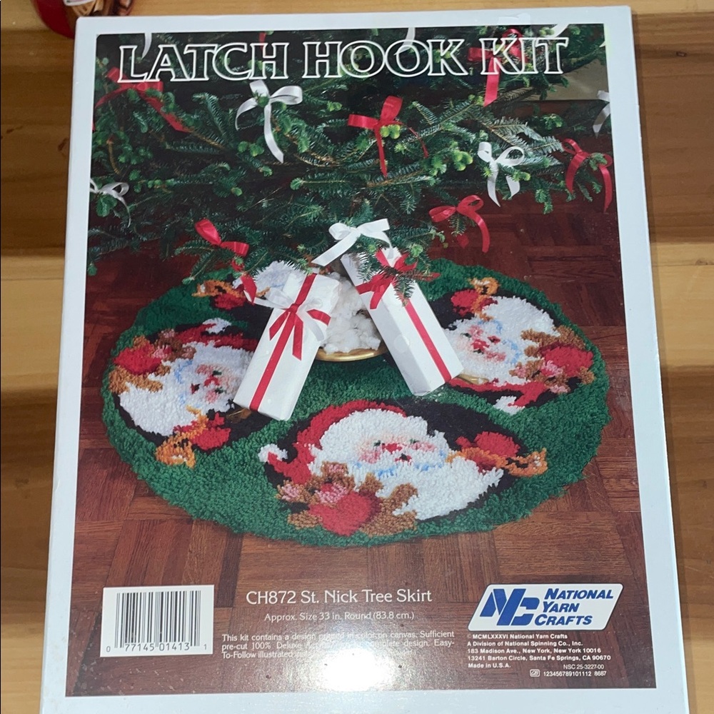 New Factory Seal St. Nick Tree Skirt Latch Hook Kit - Green and Red CH872